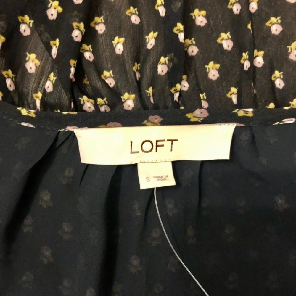 Ann Taylor Loft sheer 3/4 sleeve v neck ruffle shirt size small - Picture 4 of 5